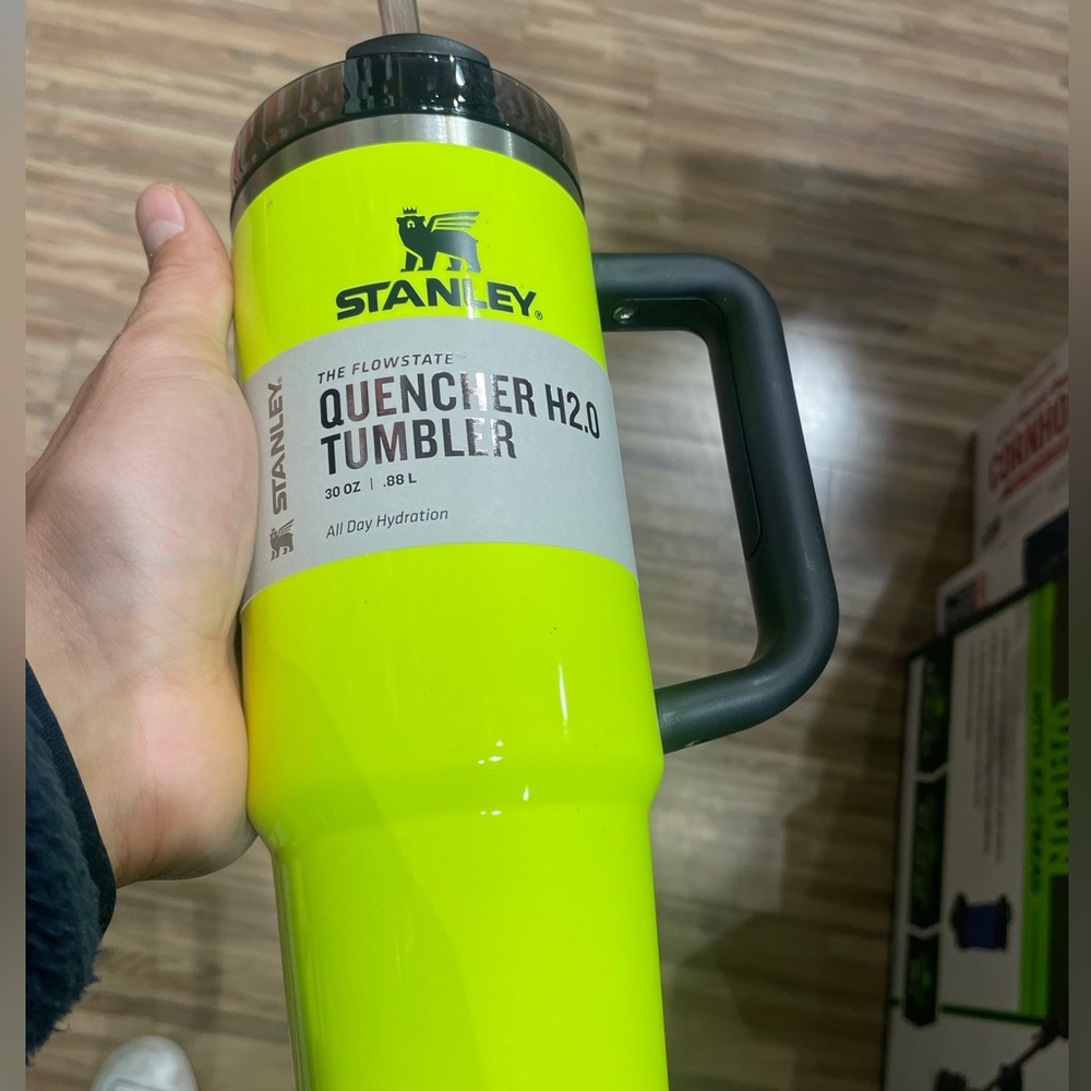 Stanley 30 oz neon yellow | The FlowState Quencher H2.O Tumbler